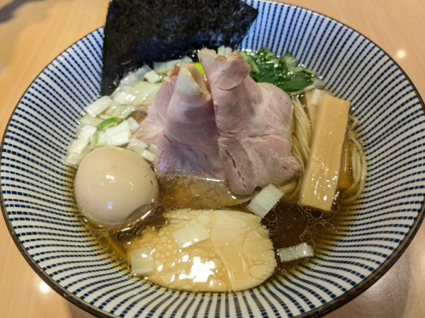 「煮干しそば白醤油 特製」@寿製麺よしかわ 川越店の写真