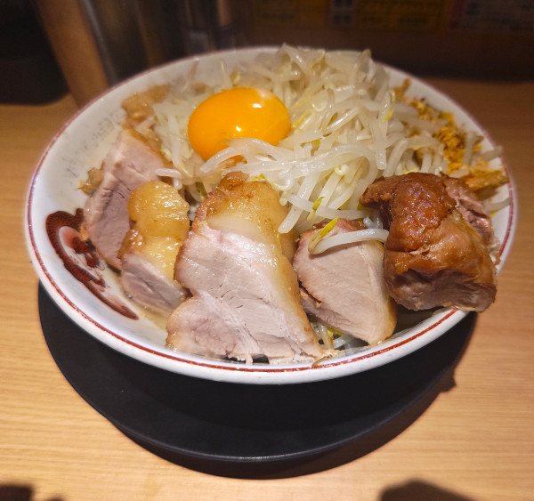 「汁なし小ぶた（全マシ）」@ラーメン豚山 門前仲町店の写真