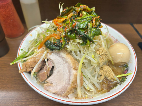 「小ラーメン(全マシ)+ニラキムチ+ネギ+味付き卵」@ラーメン二郎 横浜関内店の写真