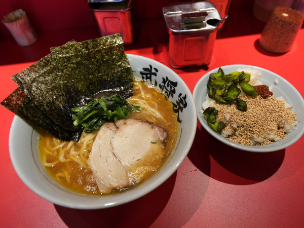 「らーめん 並 麺硬め＋油多め＋サービスライス」@家系らーめん 武将家 浅草店の写真