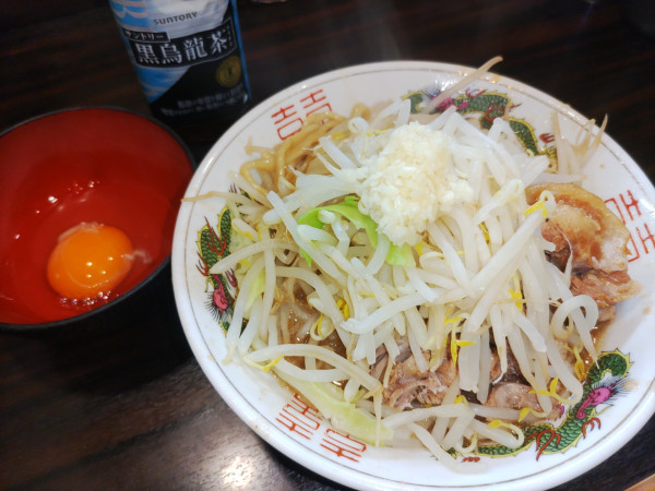 「少なめ豚そば 750円 生卵50円」@大盛軒の写真