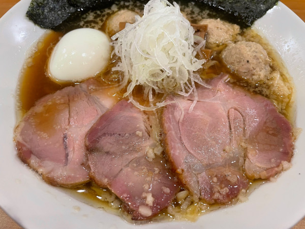 「全部のせ醤油らーめん＋実山椒つくね（1580円）」@しののめヌードルの写真