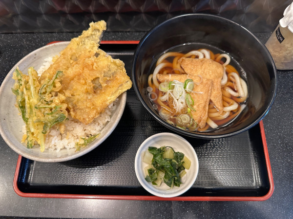 「穴子天丼＋きつねうどん（温かいうどん）700円」@葉花テイクうどんの写真