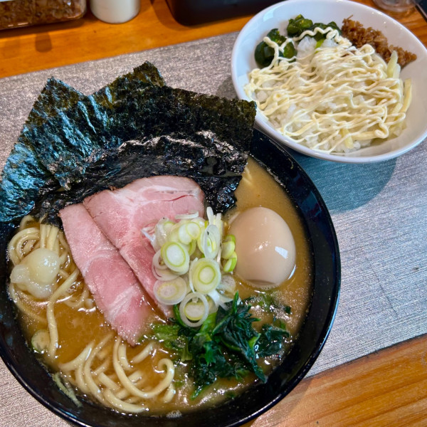 「醤油（大盛・麺やわらかめ）＋小ライス」@らぁーめん 滿帆家の写真