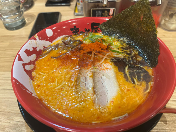 「赤辛牛白湯ラーメン中辛バリカタ930円」@ラーメンまこと屋 福生店の写真