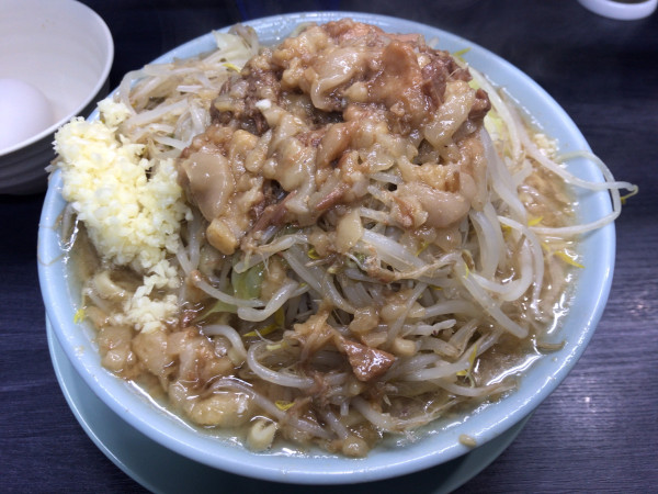 「ラーメン(ちょいヤサイちょいアブラニンニク)+生タマゴ1130円」@オリバーヌードルの写真
