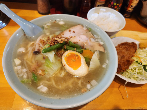「タンメン塩ヒレカツ定食」@味の山王の写真