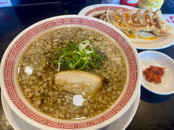 「ブラック素らーめん 餃子セット 500円 TP背脂」@幸楽苑 ふじみ野店の写真