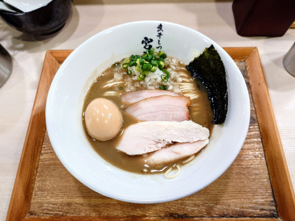 「濃厚煮干しそば(塩)中盛り+燻製半熟味玉」@煮干しつけ麺 宮元の写真