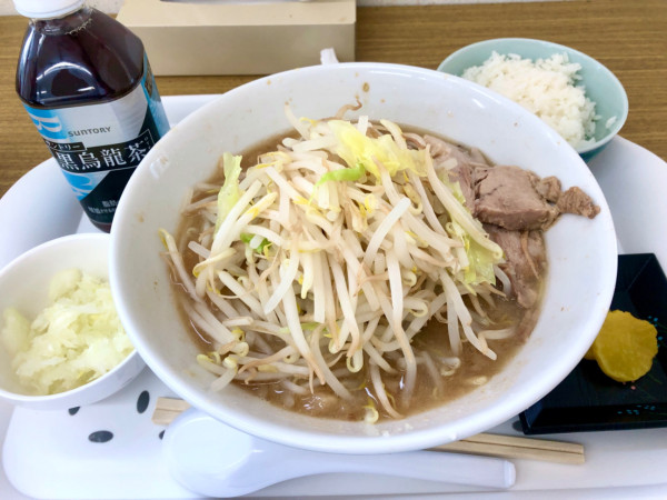 「ラーメン小(100g)+玉ねぎ+ご飯+黒烏龍茶」@麺屋どんの写真
