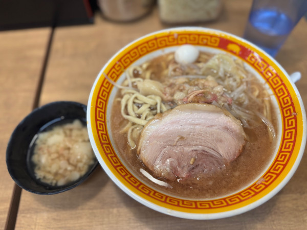 「ラーメン180g野菜少なくアブラ普通950円」@えどもんど 新橋の写真