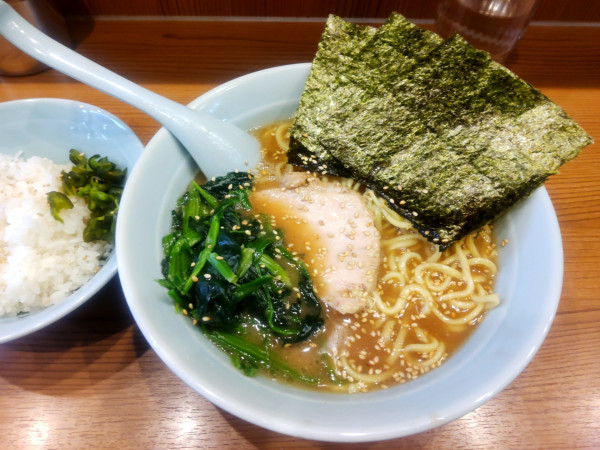 「ラーメン並850円＋ライス無料」@横浜家系ラーメン 武蔵家 秋津店の写真