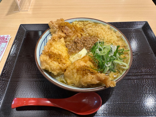 「鶏天ふわ玉カレーうどん（並盛）890円→860円」@丸亀製麺 イーサイト高崎店の写真