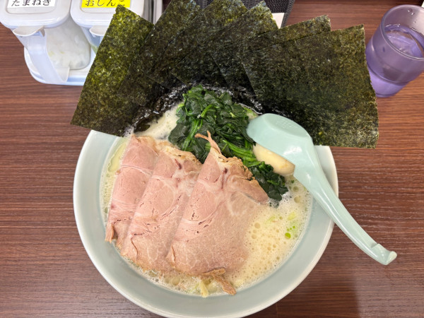 「塩豚骨SP+ほうれん草増し」@横浜家系ラーメン 隆希家の写真