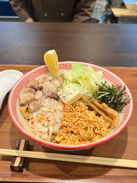 「白流の油そば チキン＆ガリバタ」@麺切り 白流の写真