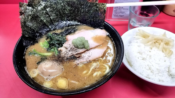 「ラーメン並900円＋まるよし280円＋ライス160円」@ラーメン杉田家の写真