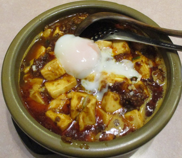 「麻婆カレー麺　1200円（半熟玉子付き）」@源来酒家の写真