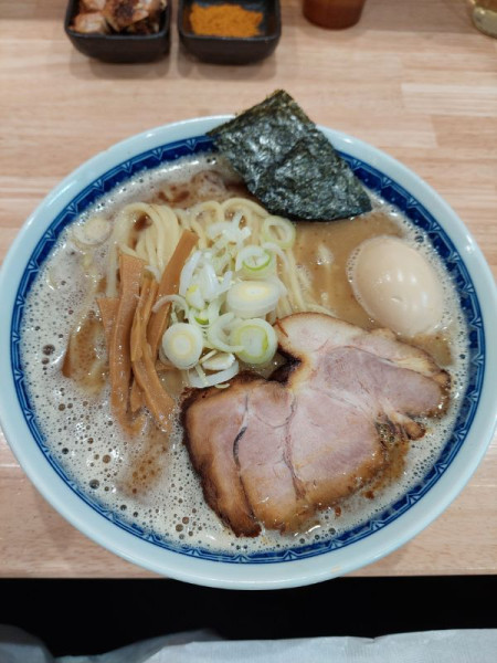 「ラーメン大盛＋味玉＋はしっこチャーシュー＋辛味」@中華そばの店 みのひの写真