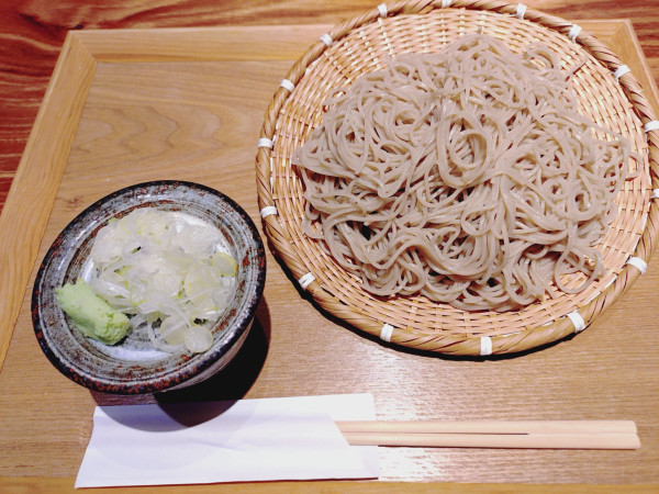 「もりそば（＋大盛り：２２０円）＝９９０円」@そばと天ぷら 石楽 大手町店の写真