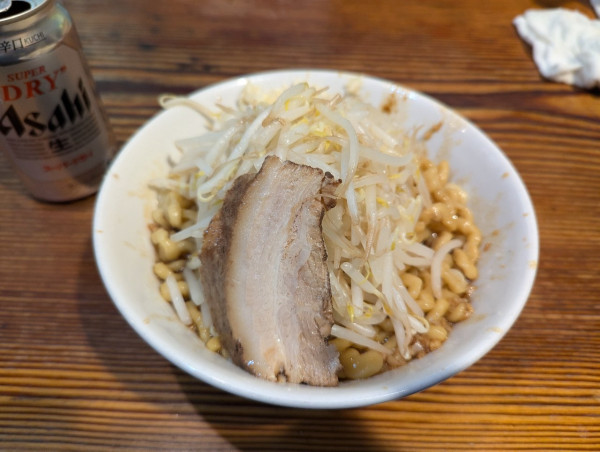 「まぜそば900円+ビール400円」@極太濁流ラーメン ら・けいこ 本店の写真