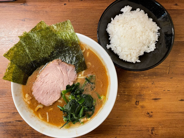 「ラーメン（並）、ライス」@横浜家系らーめん 武道家 吉祥寺店の写真