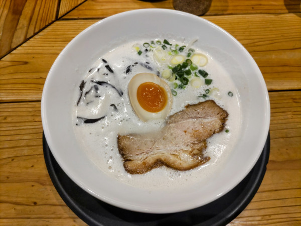 「こってり豚骨ラーメン 950円」@めんくいや 博多駅東店の写真
