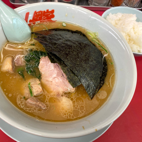 「醤油ラーメン690円+半ライス160円+コロチャーシュー６個」@ラーメン山岡家 太田店の写真