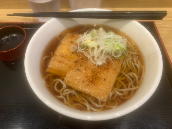 「きつねそば 570円」@いろり庵きらくそば 巣鴨店の写真