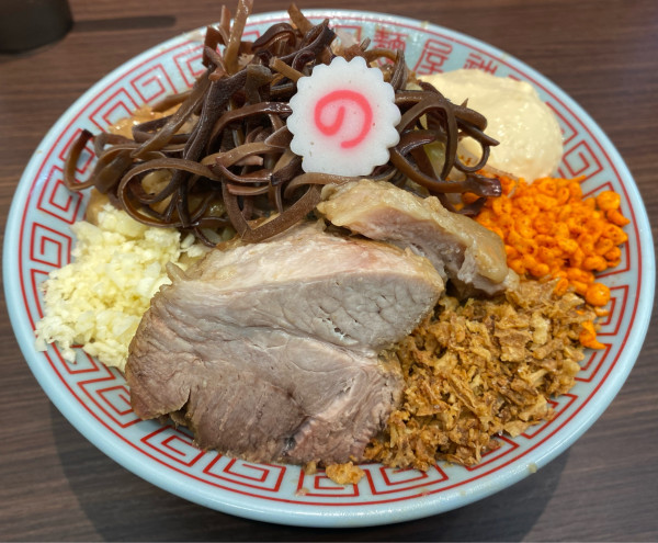 「まぜそば小 燻製玉子 魚粉 きくらげ」@麺屋 神工の写真