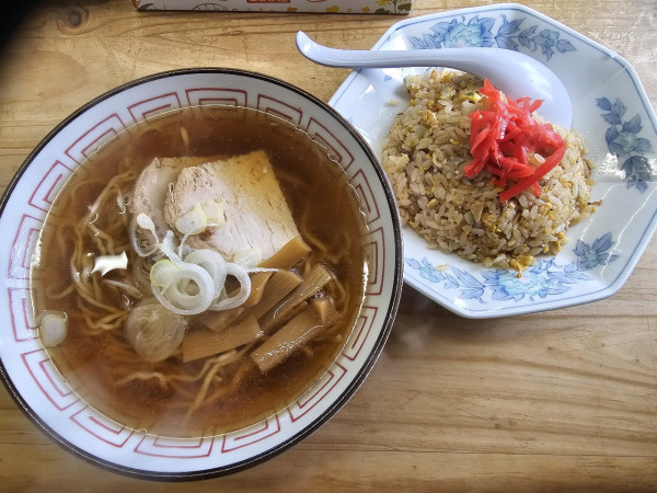 「中華そばと小チャーハンのセット　1000円」@山忠食堂の写真
