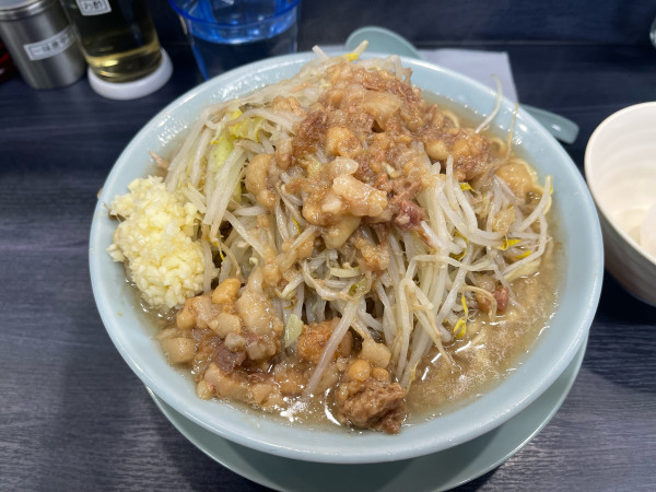 「ラーメン少なめ(ちょい野菜ちょいアブラニンニク)+生卵」@オリバーヌードルの写真