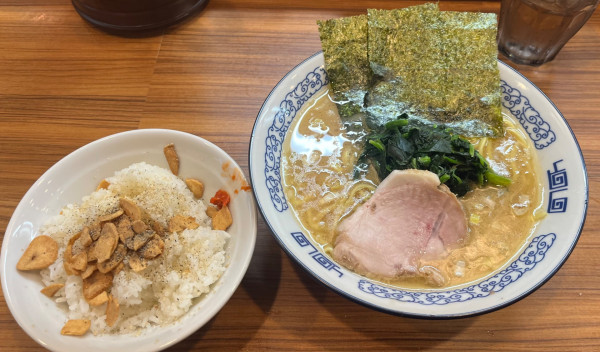 「ラーメン固めこいめ多め+食べ放題ライス」@横浜豚骨醤油ラーメン YOLOの写真