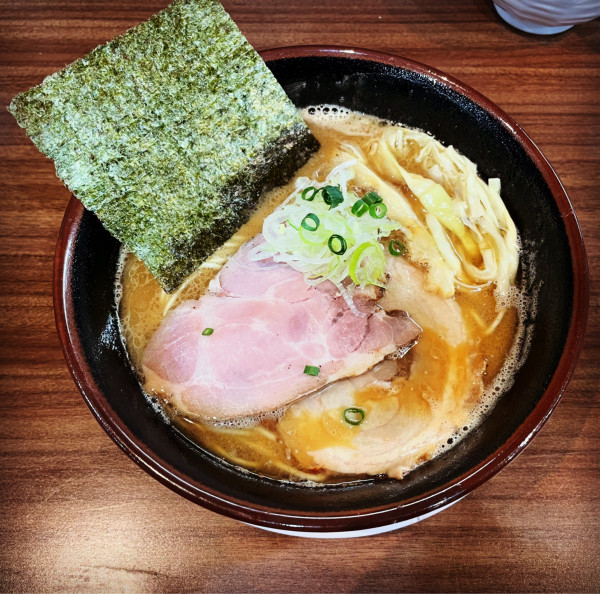 「限定 炭火焼チャーシューと豚鶏牛の香薫中華そば」@自家製麺 くまがいの写真