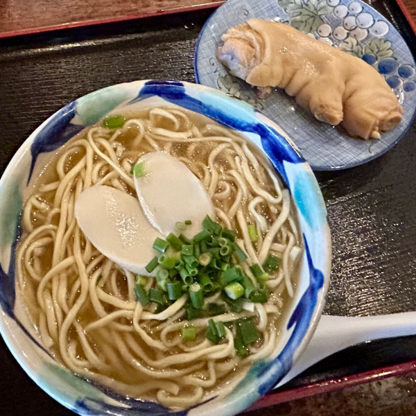 「てびちそば」@沖縄そば 海産物料理店 楚辺の写真