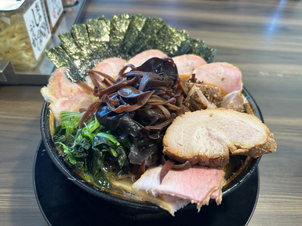 「チャーシューメン　チャーシュー増し　バラ　のり　キクラゲ」@家系ラーメン がくの写真