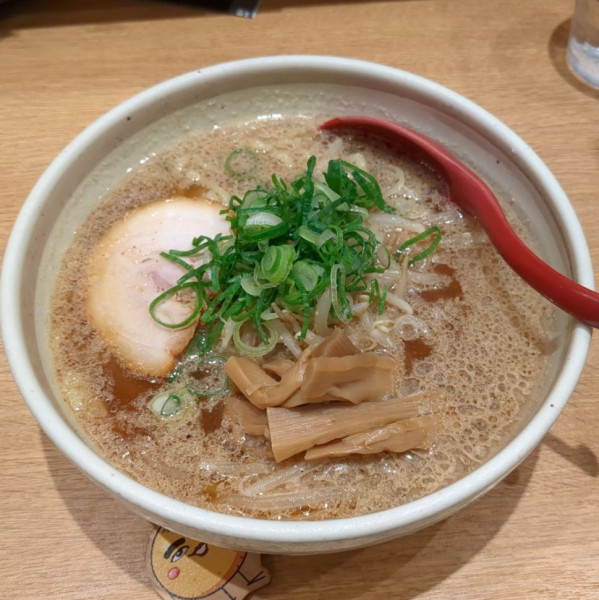 「醤油ラーメン」@札幌らーめん 北の大地 新宿三丁目店の写真
