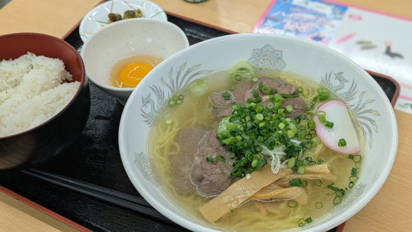 「牛タンゆず塩ラーメン+ライス+生卵(1,000円+150円+10」@東北自動車道 前沢SA 下り線 スナックコーナーの写真