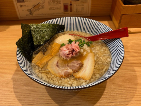 「特製背脂煮干し醤油らー麺」@焼きあご塩らー麺 たかはし 恵比寿店の写真