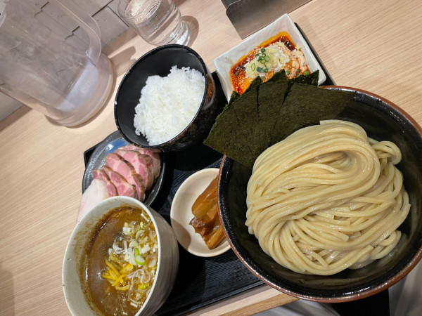 「豚骨魚介つけ麺+海苔+豚チャー5枚+小ライス+よだれ鶏」@麺屋 一燈の写真