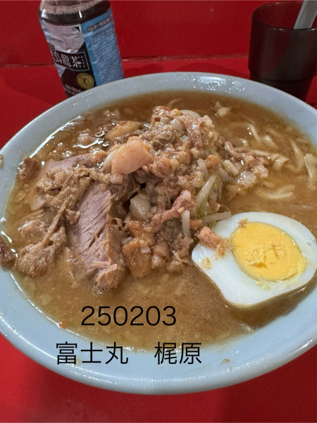 「ラーメン半分＋生玉子　1,050+100」@ラーメン富士丸 明治通り都電梶原店の写真