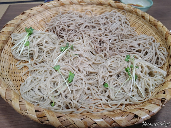 「寒晒しそば五合盛（2,700円）、海老天ぷら（1,000円）」@いづるやの写真