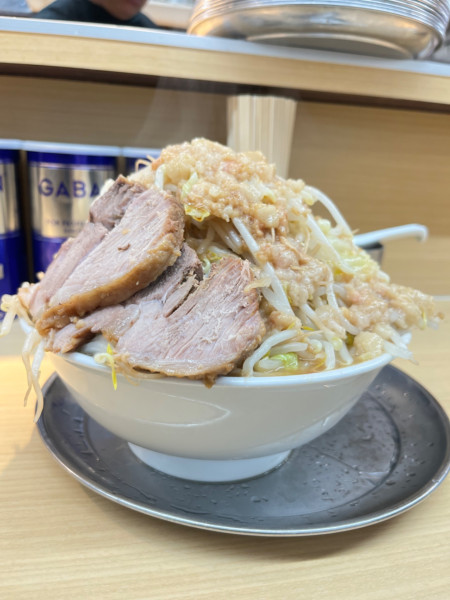 「大ラーメン　にんにくマシ野菜脂マシマシカラメ玉ねぎ」@麺でる 南大沢店の写真