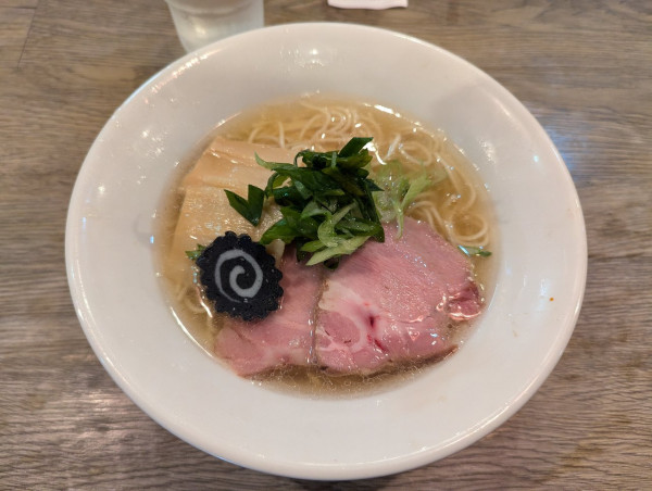 「塩850円+限定和え玉300円」@ニボシラァメン コハクの写真