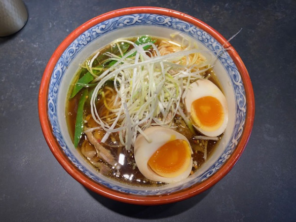 「笠岡ラーメン（醤油）＋味玉」@笠岡ラーメン 一元堂 神保町店の写真