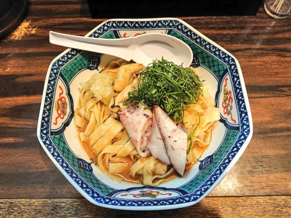 「イカと貝の漁師風味噌仕立てのそば」@稲荷屋の写真