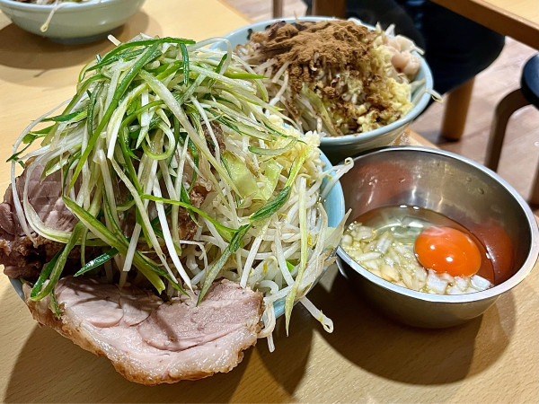 「限定 可似 ブタ増ししょうが ネギ お魚天国 玉ねぎたまご」@ラーメン二郎 八王子野猿街道店2の写真