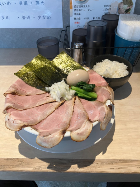 「濃厚醤油チャーシュー麺　特製トッピング　中ライス」@らーめん四恩の写真