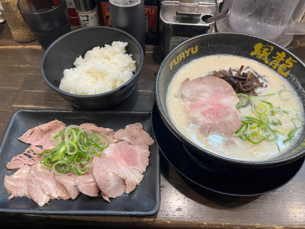 「ラーメン＋チャーシュー＋ライス」@とんこつラーメン博多風龍 上野店の写真