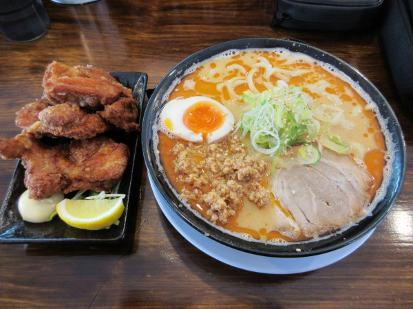 「担々麺（９５０円）＋唐揚げ２個３００円」@ラーメン刻 大学前店の写真
