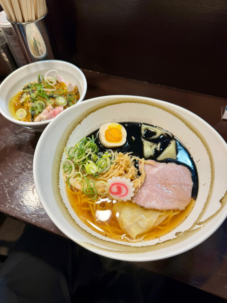 「特上醤油ラーメン(仮)カレーマー油掛け」@ラーメンニキ新橋の写真